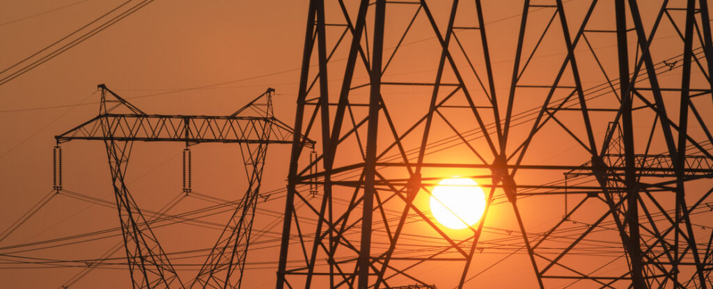 Puesta de sol en red eléctrica